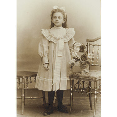 SWEET LITTLE GIRL fashion & flowers CDV PHOTO 1890s  